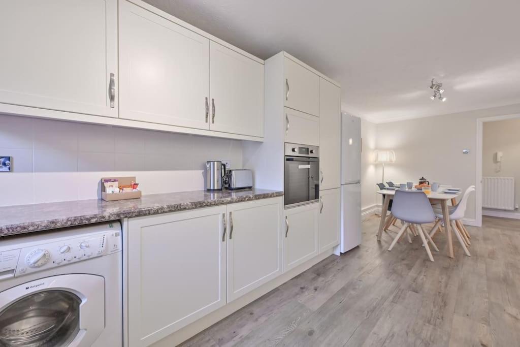 Spacious Sandbanks Apartment Near Beach And Bars With Free Parking Poole Exteriör bild