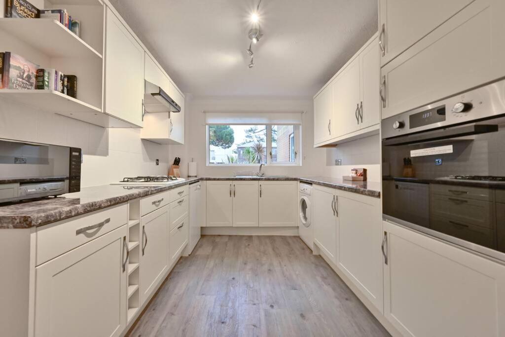 Spacious Sandbanks Apartment Near Beach And Bars With Free Parking Poole Exteriör bild